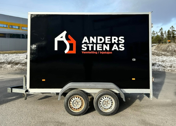 Svart helfoliering på tilhenger