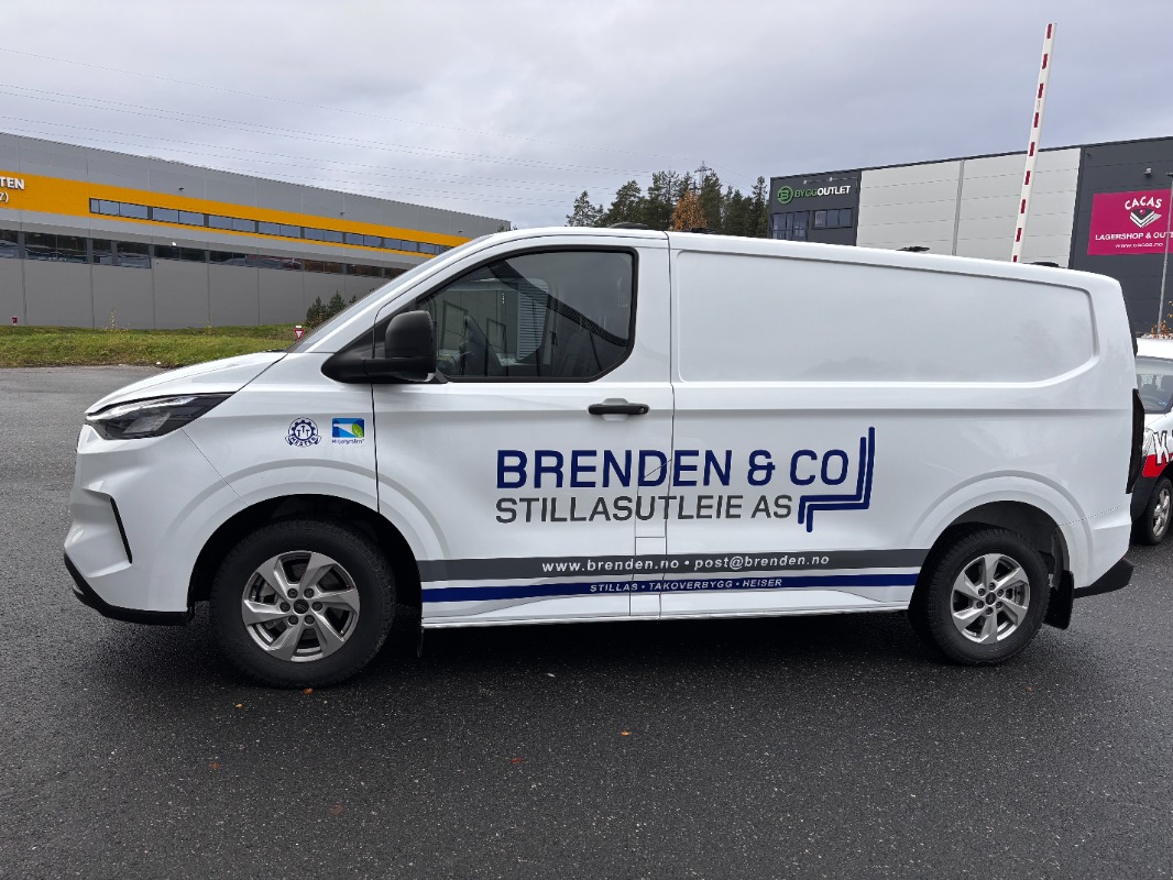 Bildekor på hvit varebil